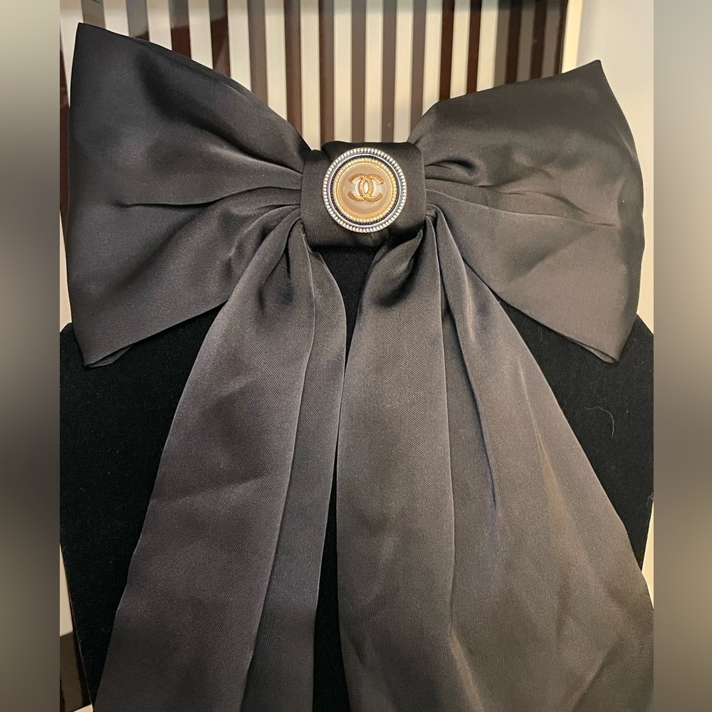 Chanel Black Satin Bow Hair Clip - Picture 6 of 6